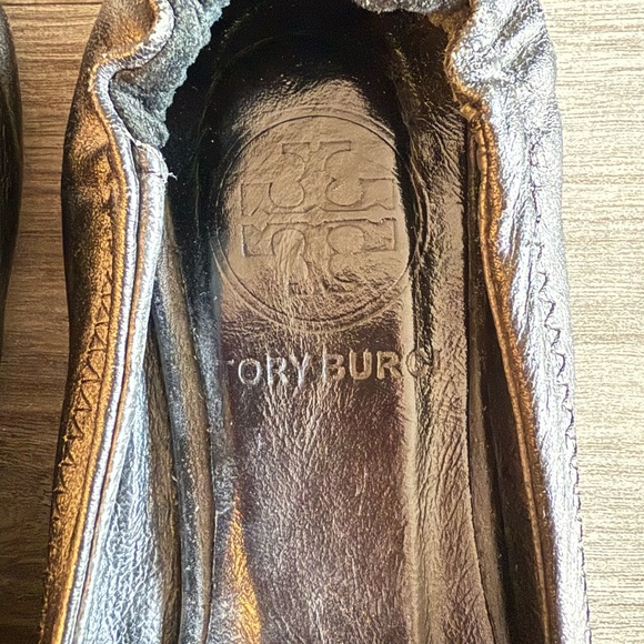 Tory Burch Black Leather Flats with Gold Logo - Picture 4 of 5